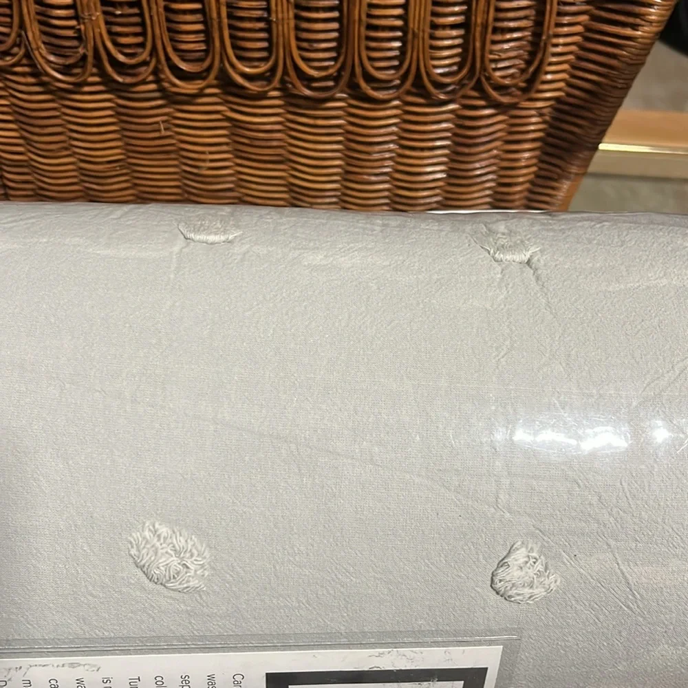 Twin XL jacquard comforter 66 x 90 in gray